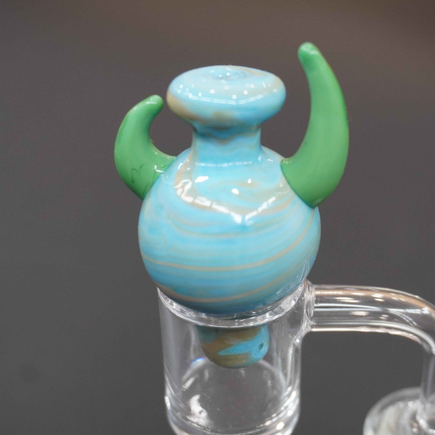 Horned carb cap